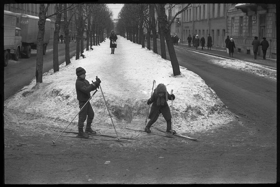 Sowjetische Studenten beim Skiunterricht... und um ihre Skier nicht tragen zu müssen, fuhren sie auf Skiern nach Hause.