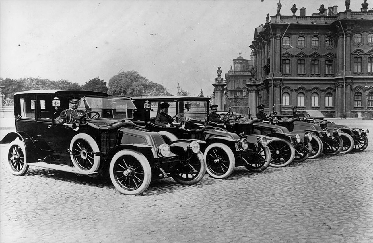 Automobiles Renault sur la place du Palais, à Saint-Pétersbourg