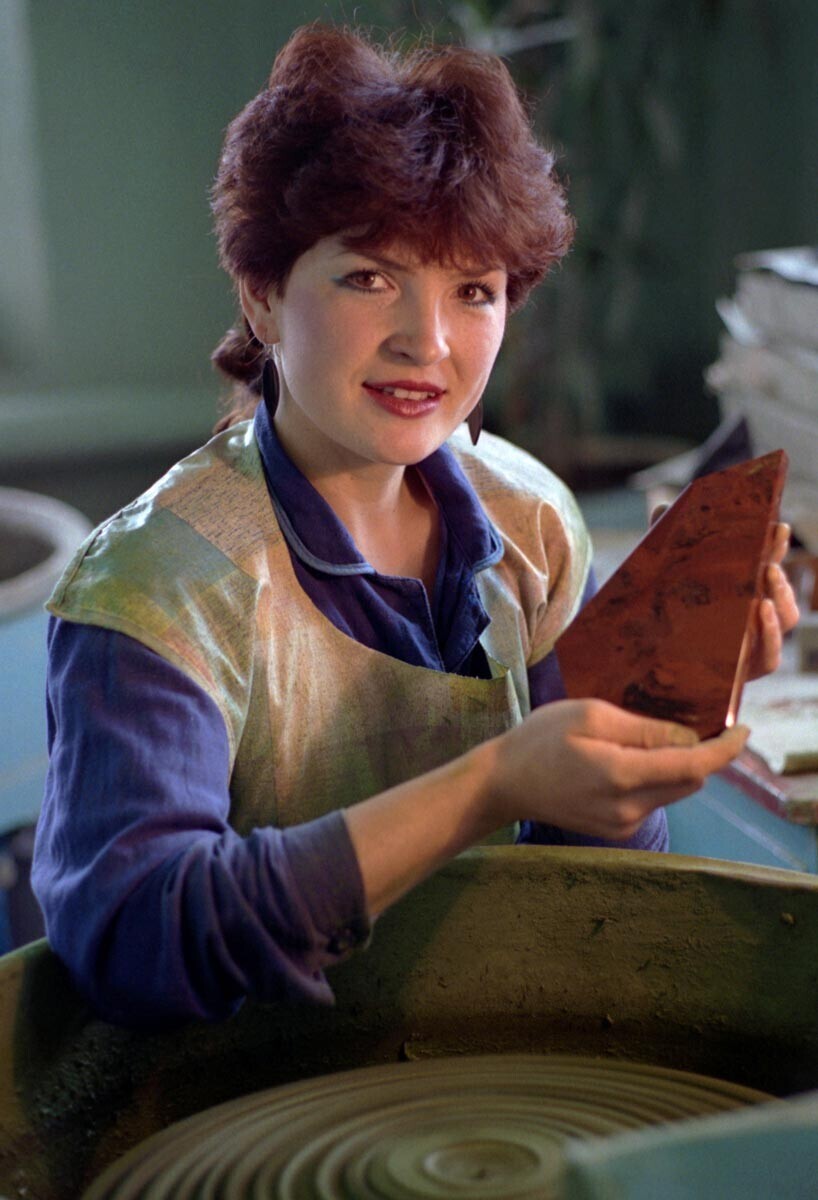 Oksana Ivanova, polidora da seção de joias e souvenirs, em outubro de 1990

