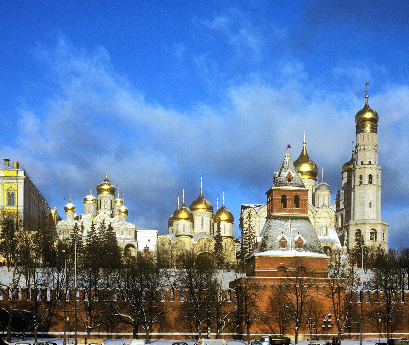 Moskauer Kreml. Südansicht vom Sophienufer über die Moskwa. Von links: Verkündigungskathedrale, Entschlafungskathedrale, Erzengel-Michael-Kathedrale, Glockenturm von Iwan dem Großen. 29. Dezember 1987