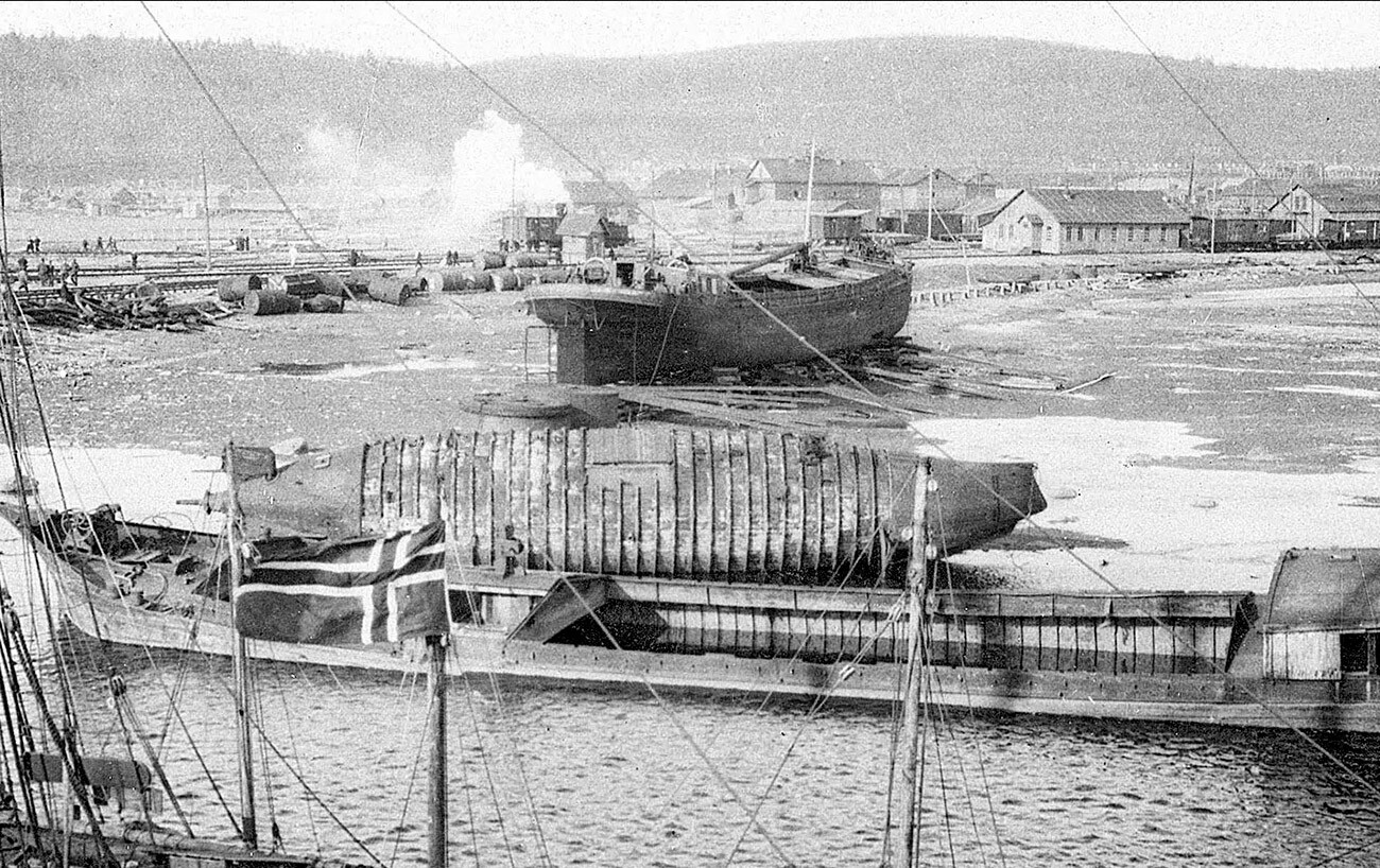 Das erste russische U-Boot Dolphin auf einem Trockendock im Hafen von Murmansk.