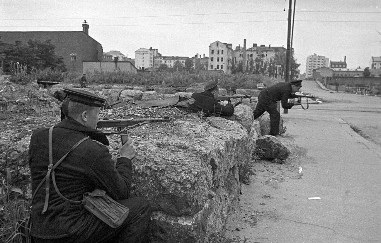 Des militaires soviétiques lors de combats pour la ville 
