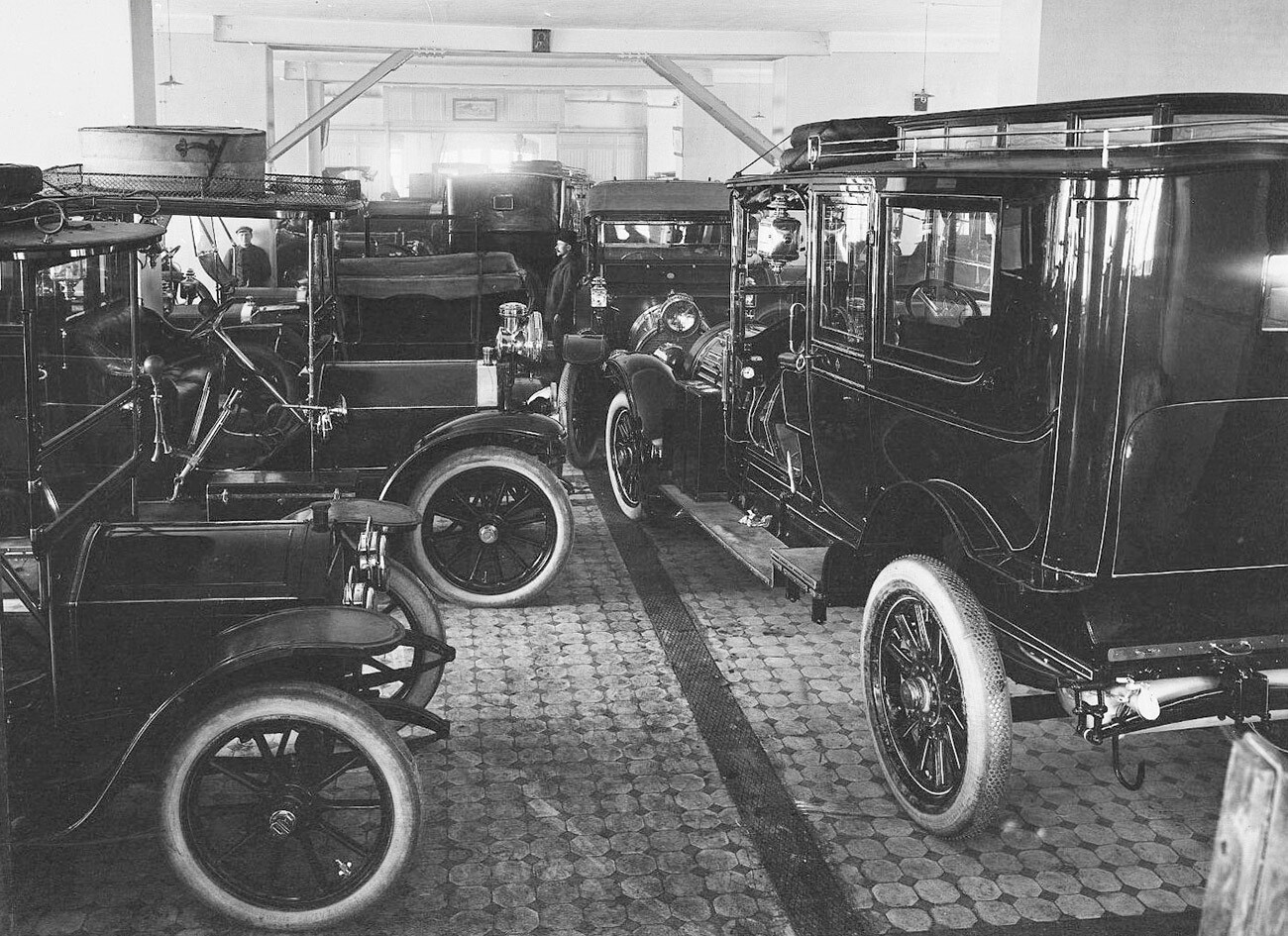 Los coches en el garaje imperial
