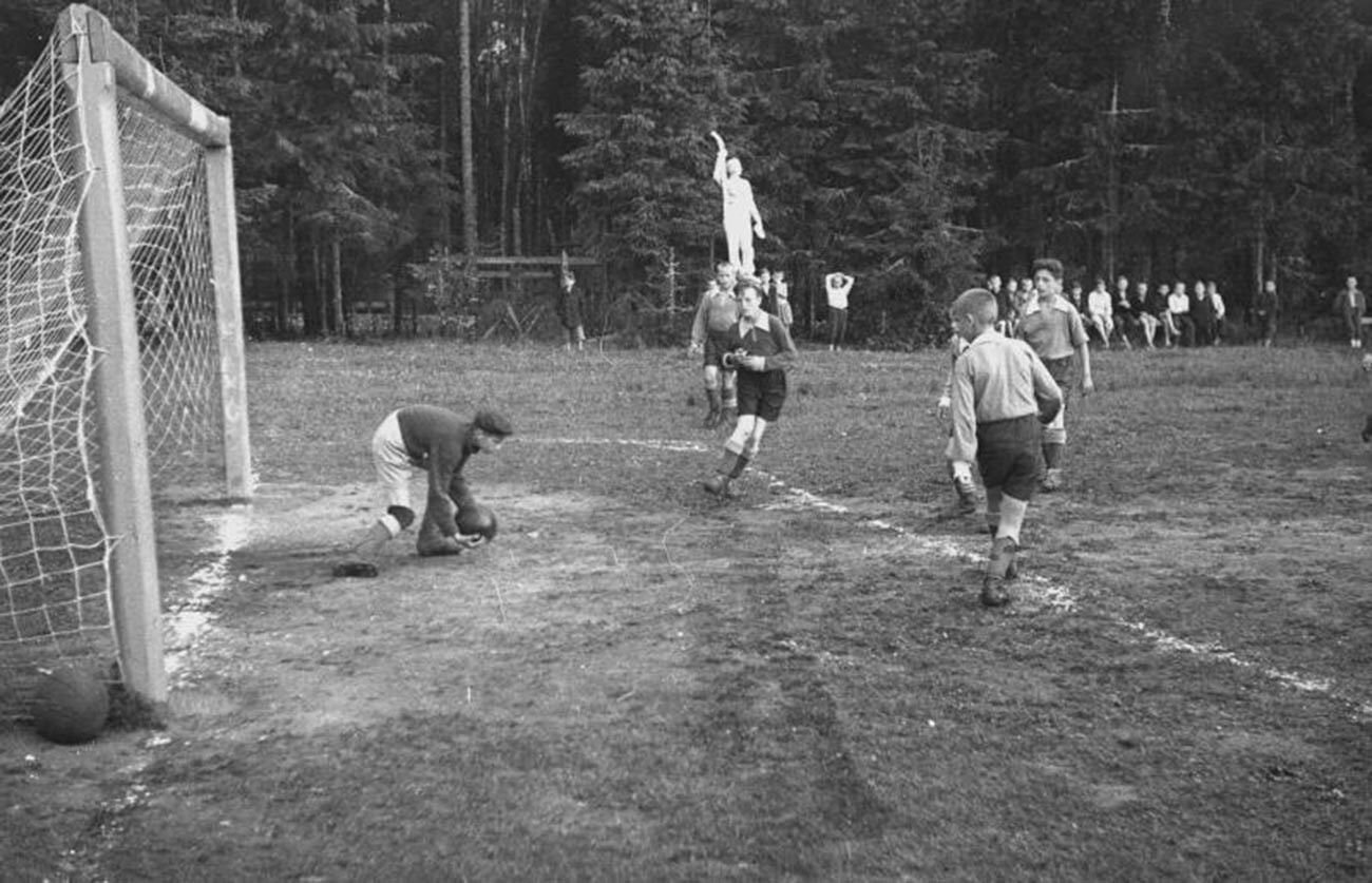 サッカーをするピオネール。