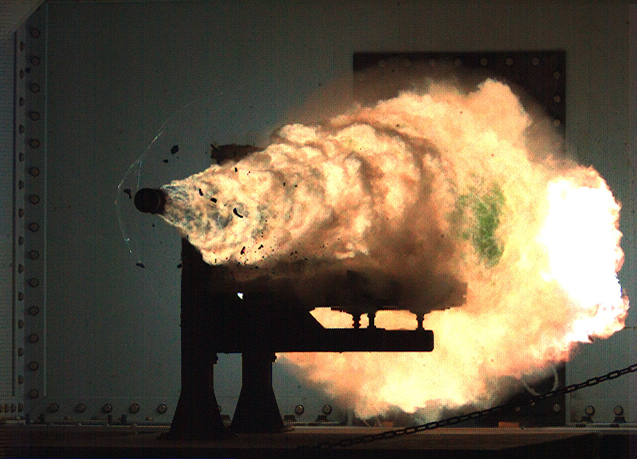 Испытания рельсотрона в Naval Surface Warfare Center, ВМС США. Январь 2008 года