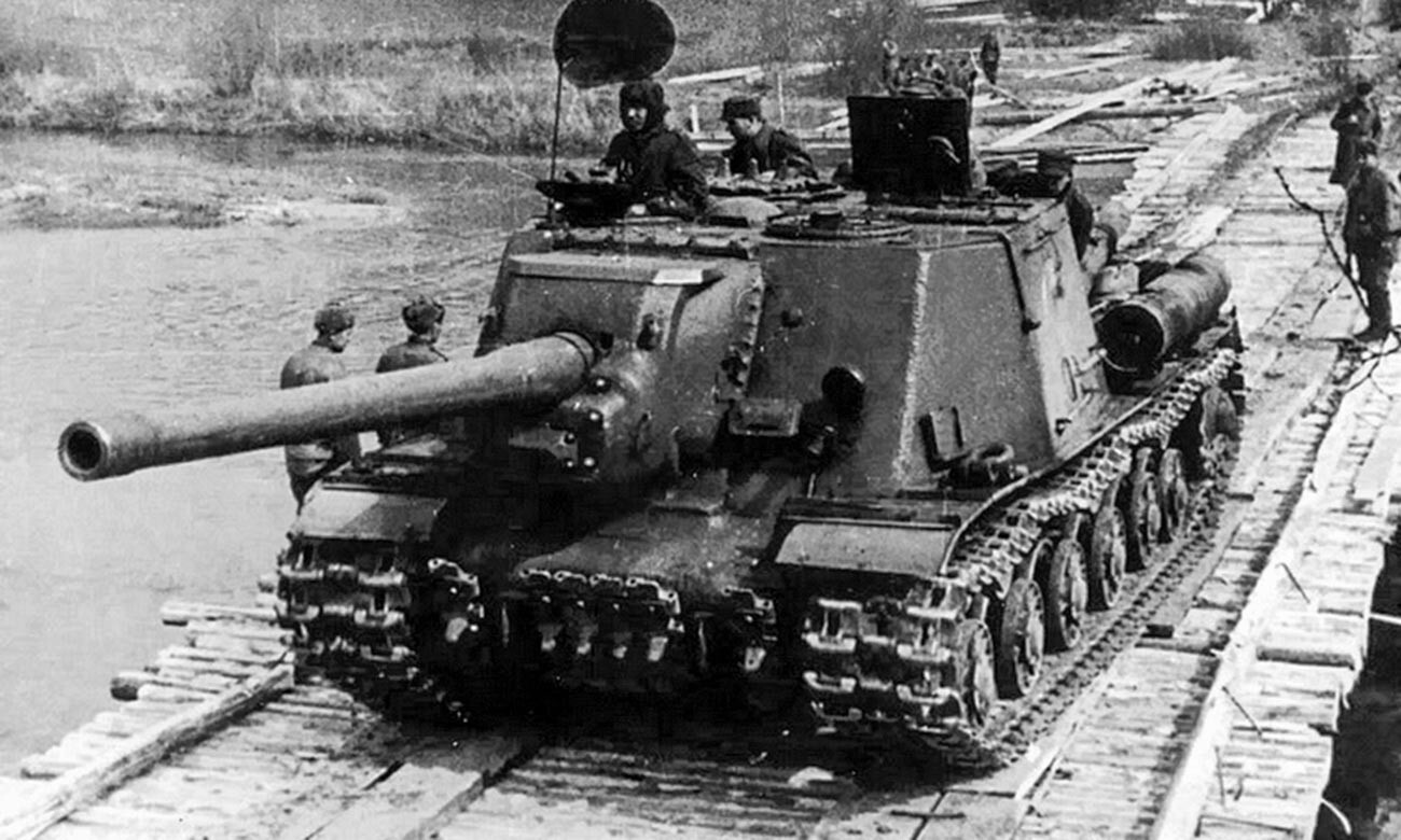 Pistol self-propelled ISU-122 dari Korps Lapis Baja ke-1 Angkatan Darat Kedua Polandia melintasi Sungai Neisse.
