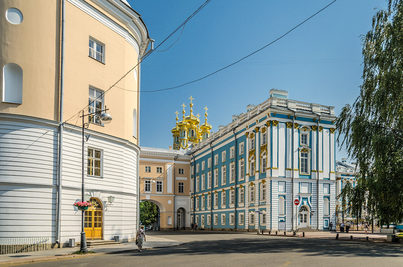 Tampak samping bagian Lyceum Tsarskoye Selo.