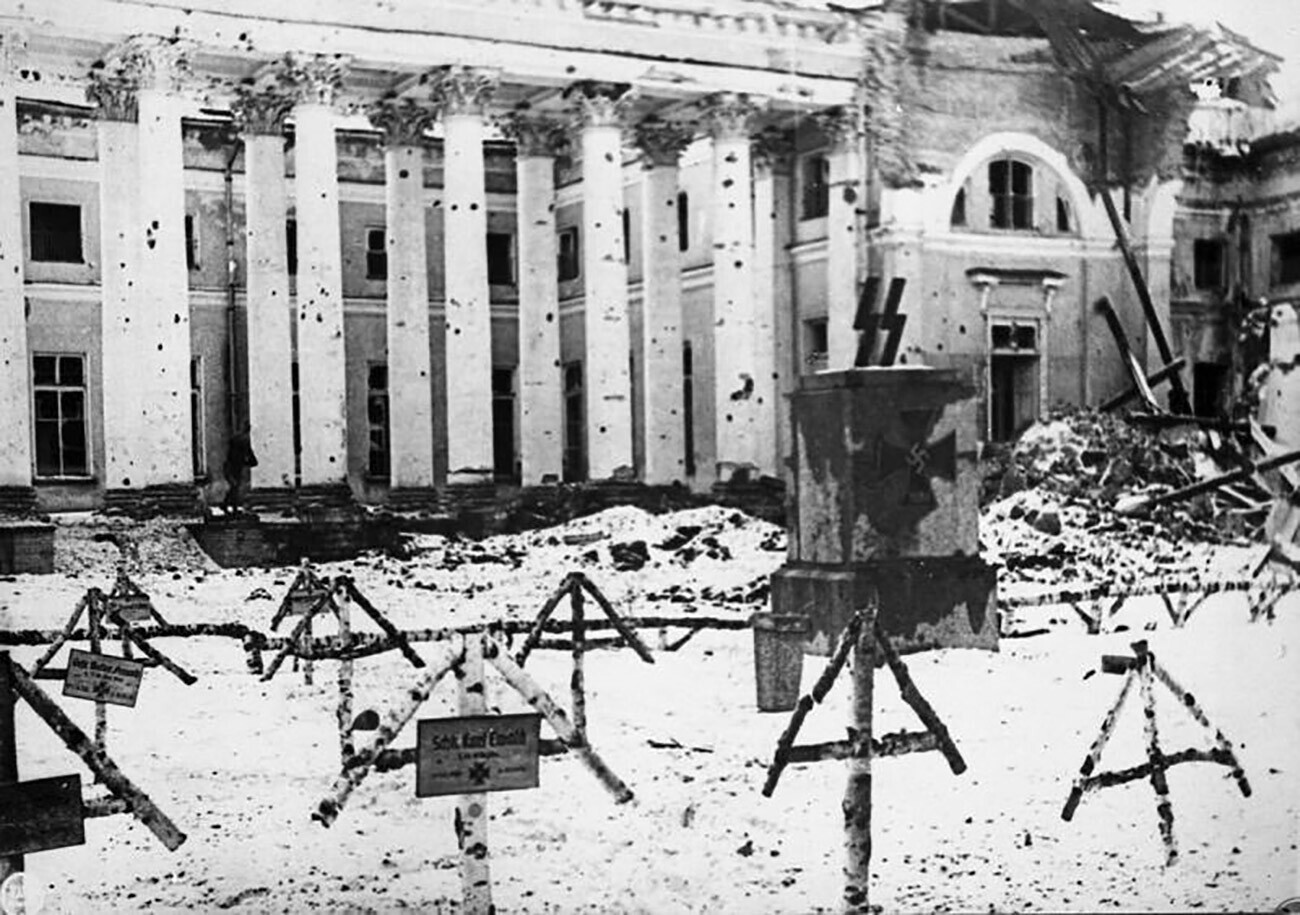 Halaman di depan Istana Aleksandr di Tsarskoye Selo digunakan oleh Nazi sebagai kuburan.