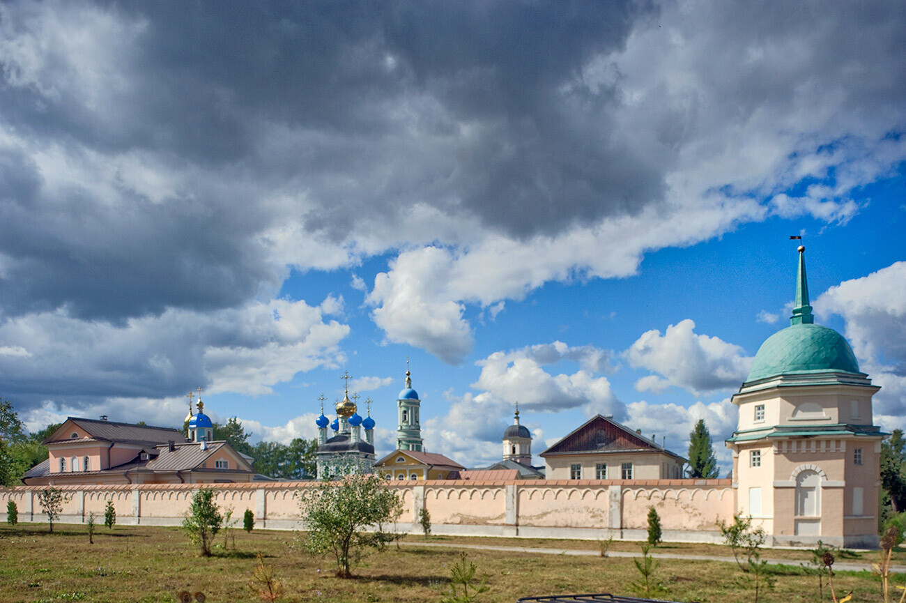 Óptina Pustin, Monasterio de la Presentación, vista noreste. Muro este con la Torre de la Biblioteca a la derecha. 23 de agosto de 2014