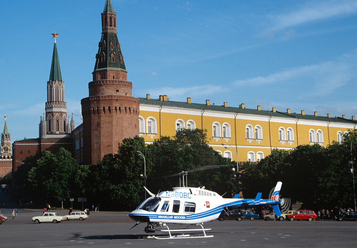 マネージ広場で米ベル・ヘリコプター・テキストロン社製のヘリコプターがモスクワ警察に引き渡される。