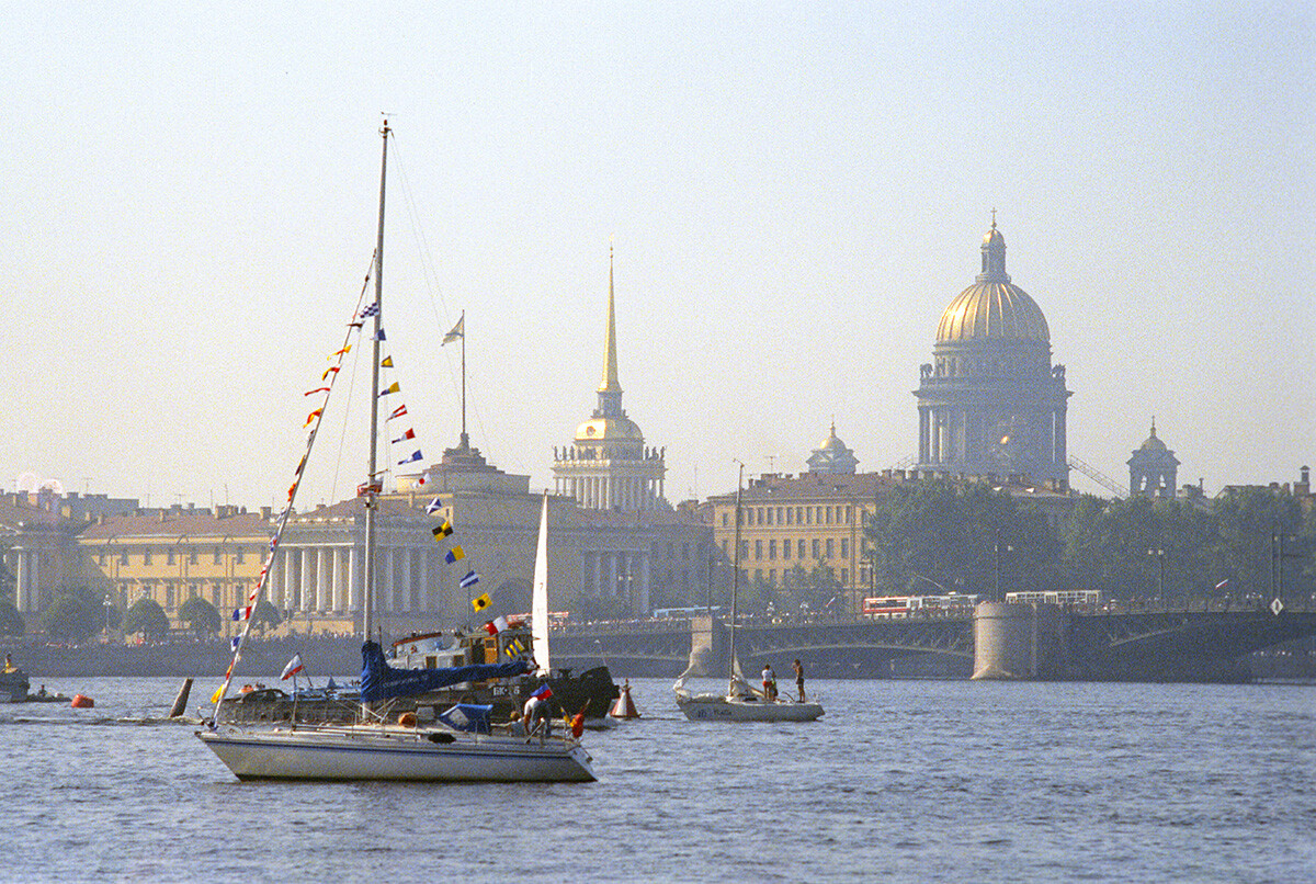 レニングラードから最近歴史ある名称に戻ったサンクトペテルブルクが海軍記念日を祝う。