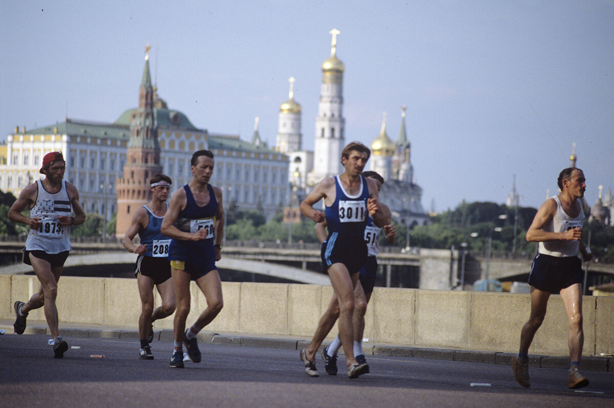 例年のモスクワ・マラソンに参加する海外からのランナー。