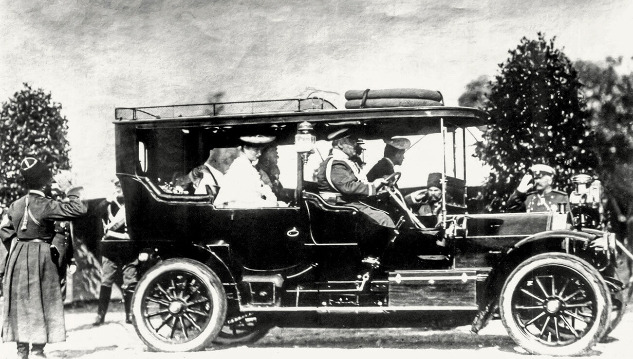 Ein Auto mit Kaiserin Alexandra Fjodorowna auf dem Rücksitz.