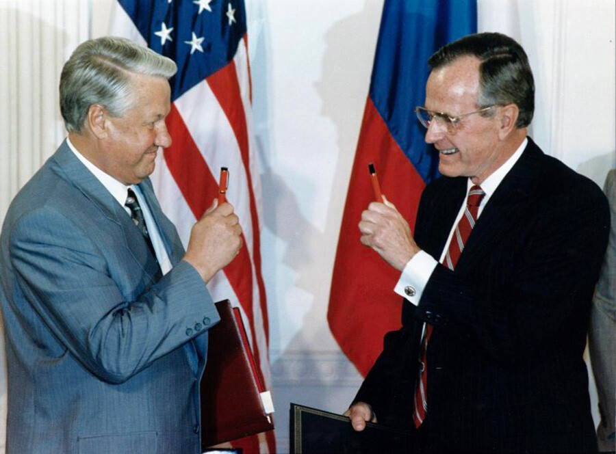Boris Jelzin und George H. W. Bush treffen sich zur Unterzeichnung von Dokumenten zur Beendigung des Kalten Krieges. 