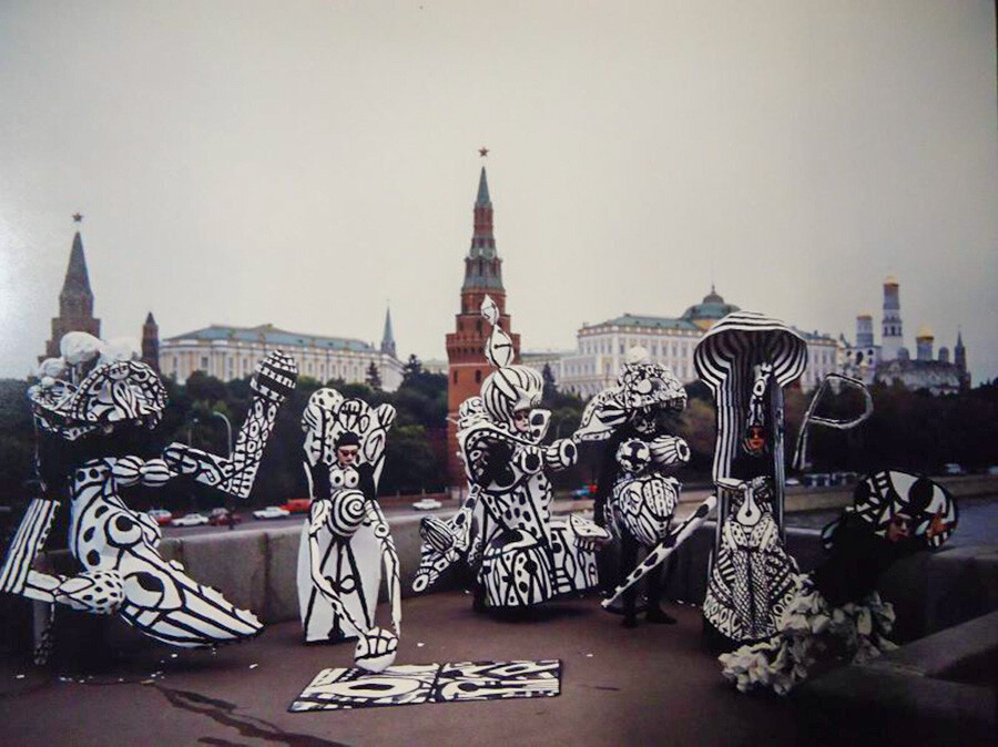 Im Land herrschte nun Freiheit der Rede, der Politik und natürlich der Kunst. Das Bild zeigt eine Installation von Andrei Bartenjow vor dem Kreml. 