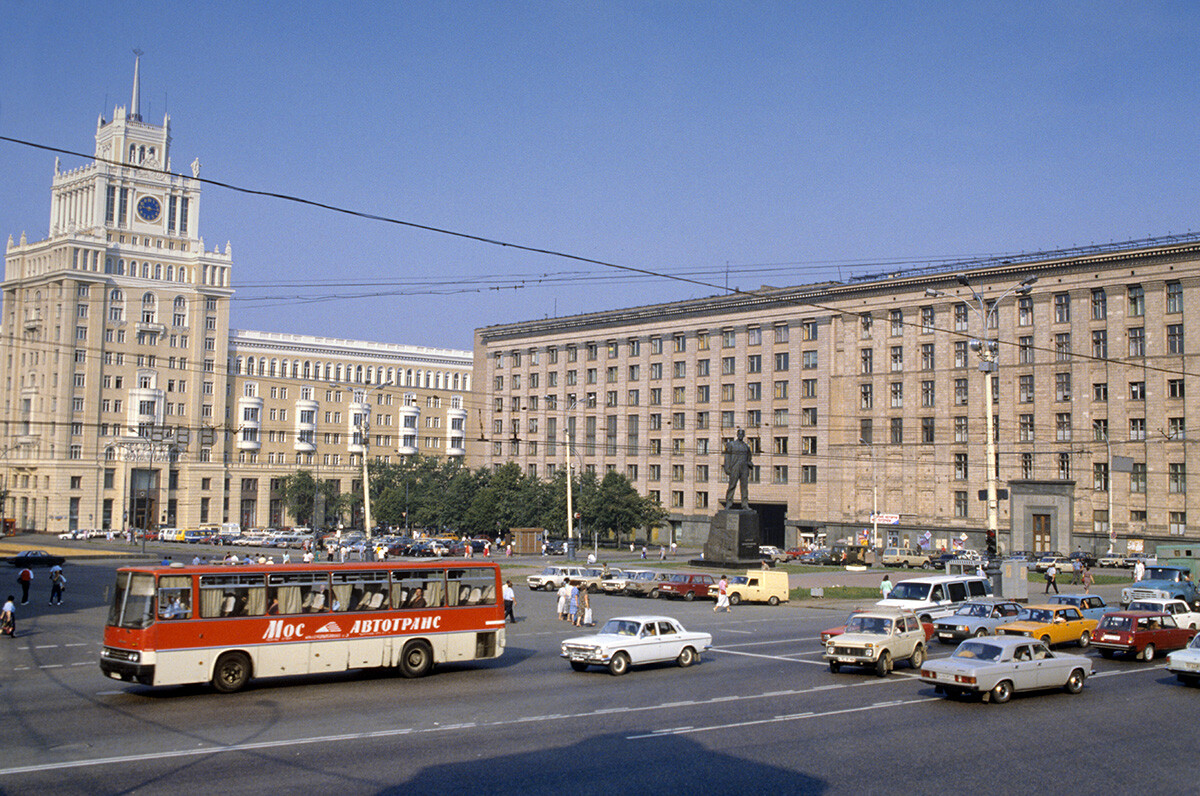Verkehr auf dem Moskauer Majakowski-Platz. 
