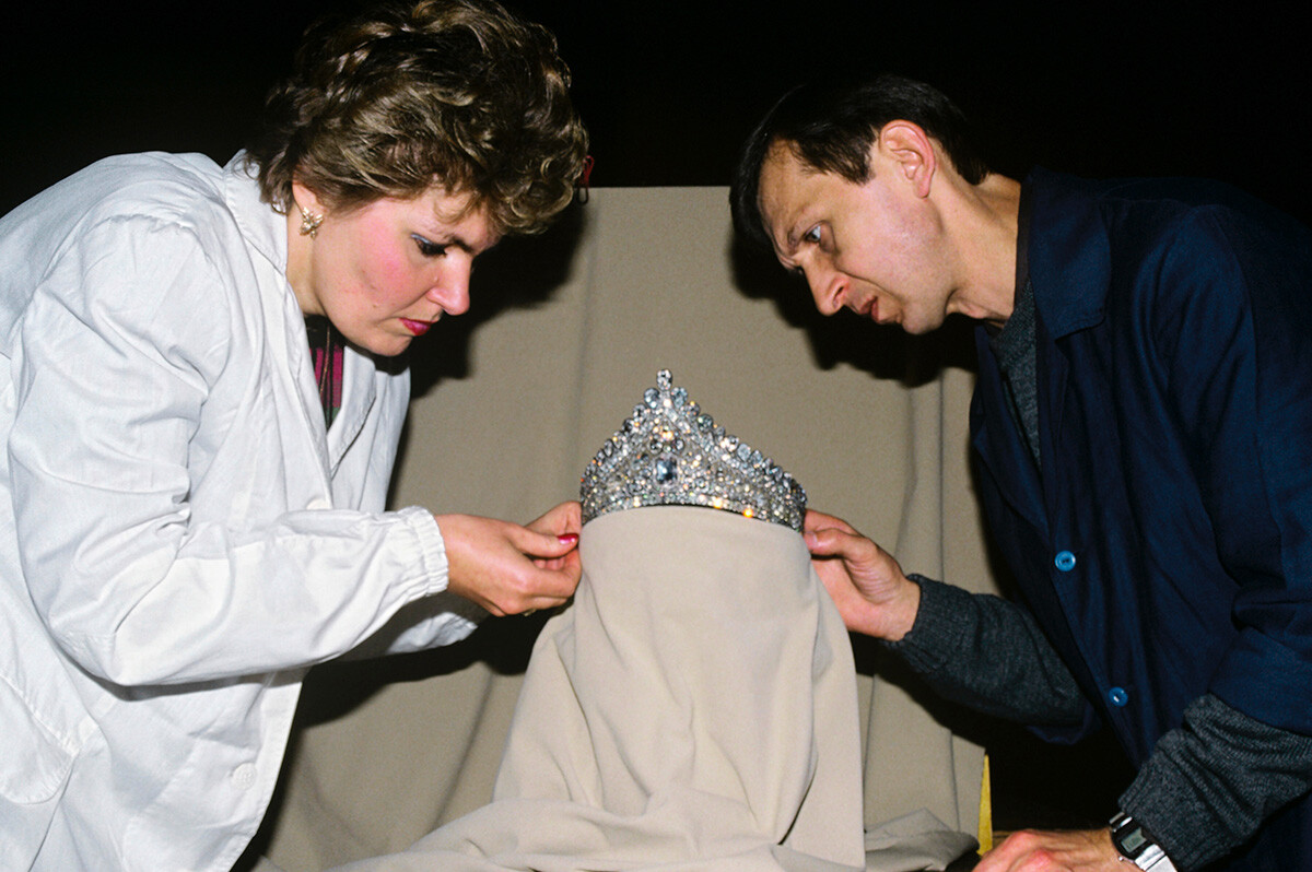 Mitarbeiter der Moskauer Kreml-Museen bereiten einige Romanow-Schmuckstücke aus der Sammlung des Diamantenfonds für Fotoaufnahmen vor. 