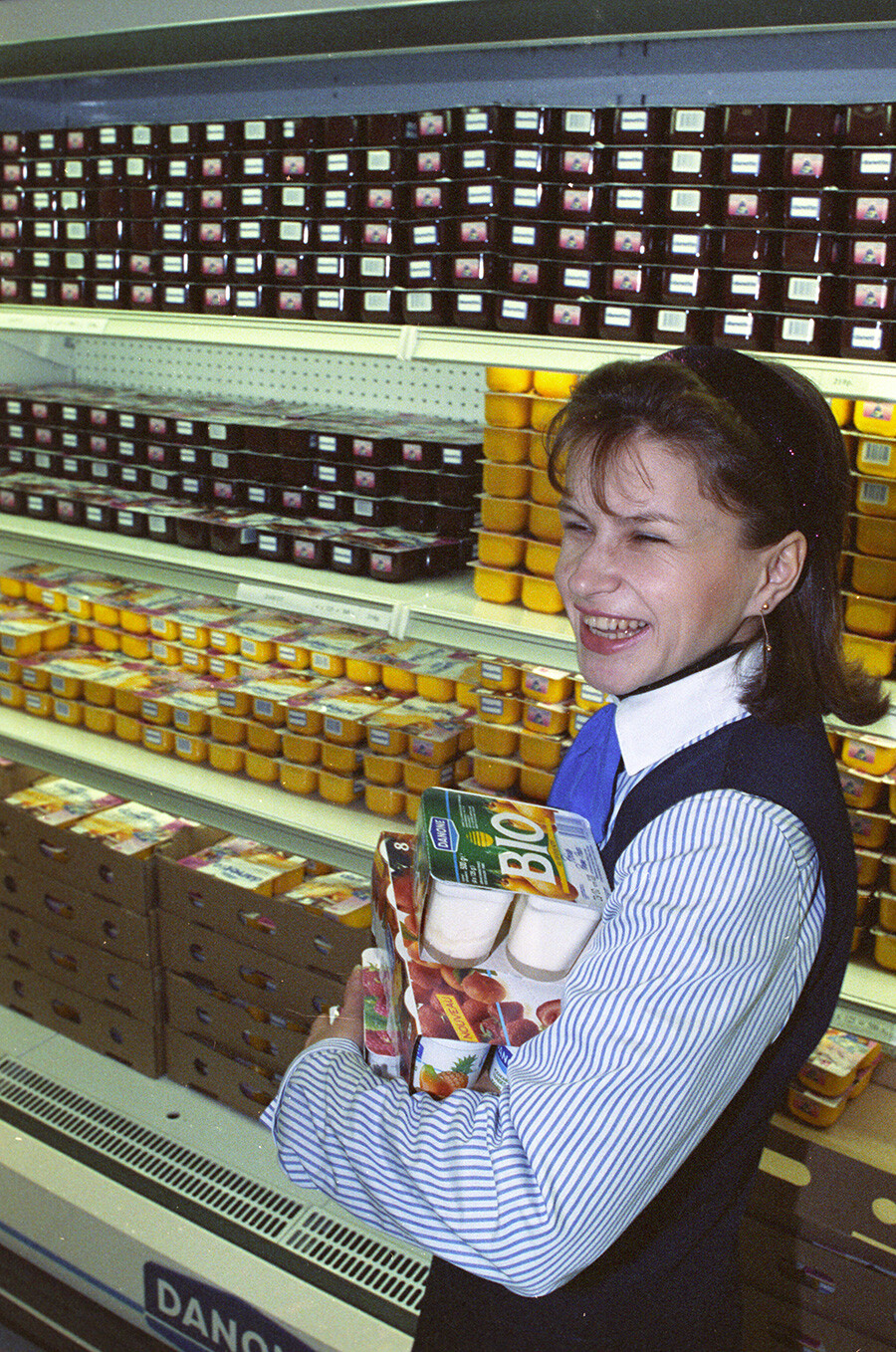 Einer der ersten Supermärkte und der erste Standort des Molkereiunternehmens Danone wurde im Zentrum Moskaus eröffnet. Die Menschen standen Schlange für ausländische Joghurts. 