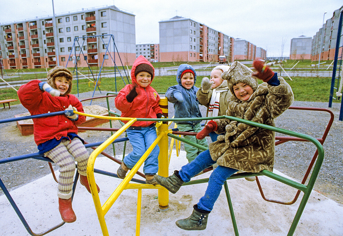 Spielende Kinder in der Region Kaluga. 