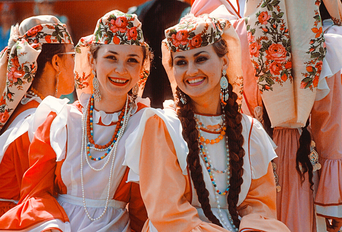 Lachende tatarische Mädchen.  