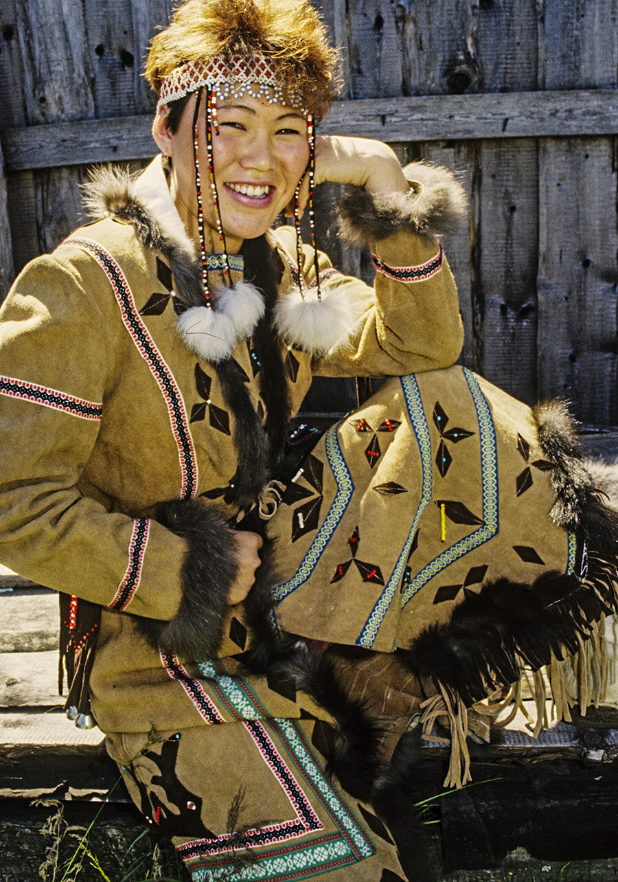 Ein Ewenken-Mädchen aus Jakutien in einer traditionellen Tracht. 
