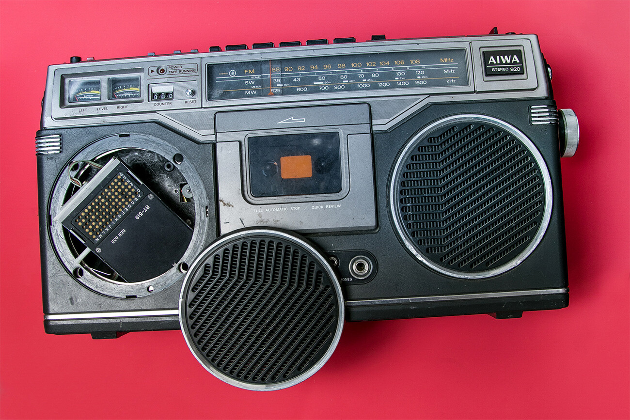 Um transmissor colocado em um rádio toca-fitas