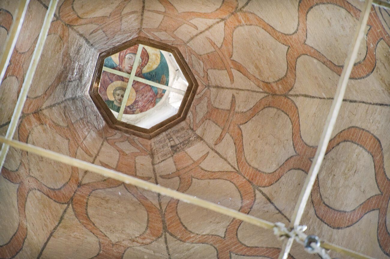 St. Basil. Interior Gereja Syafaat dengan lukisan Maria & Anak Kristus di kubah di atas menara. 2 Juni 2012.