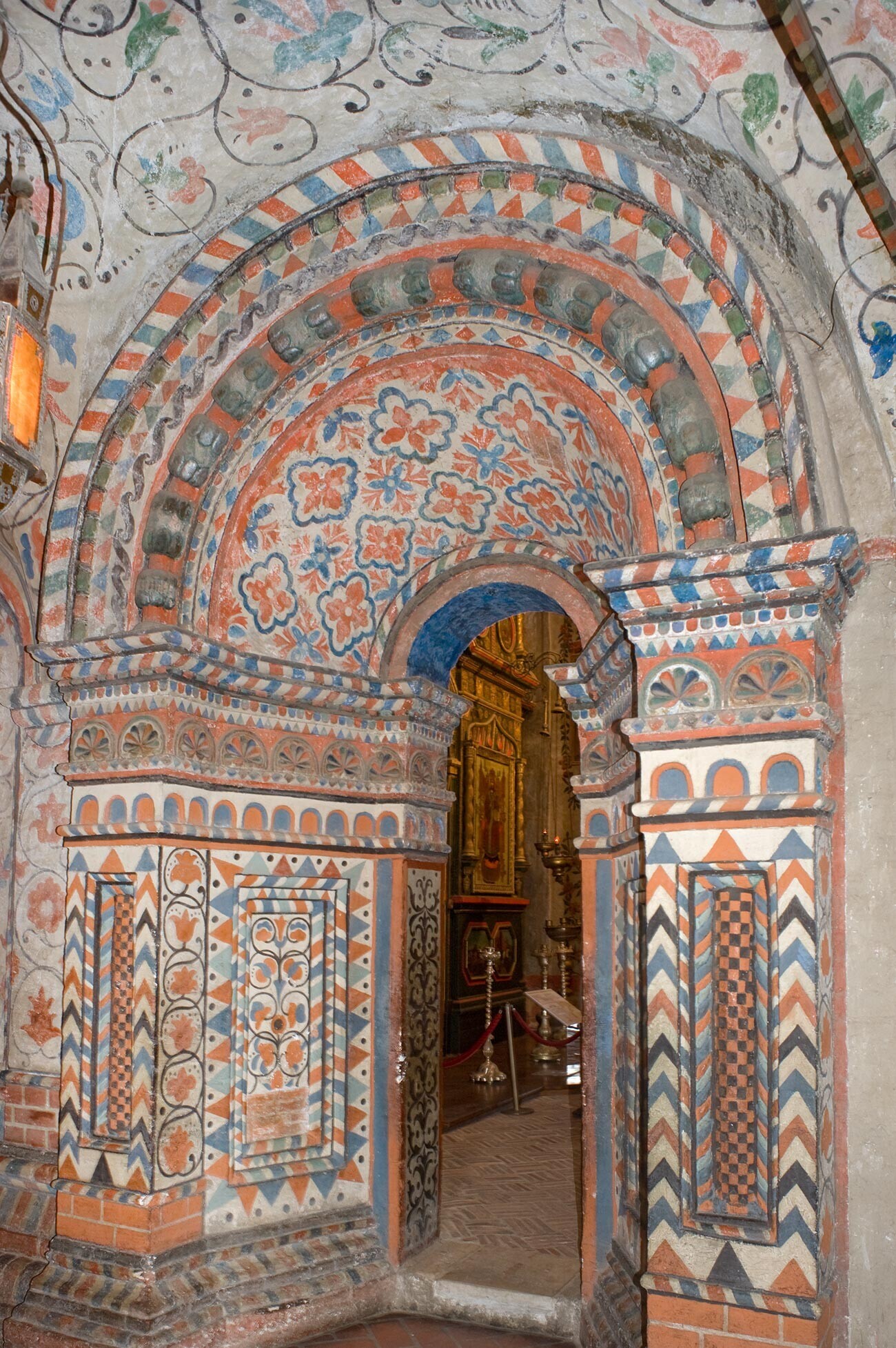 St. Basil. Gereja Syafaat, portal utara. 2 Juni 2012