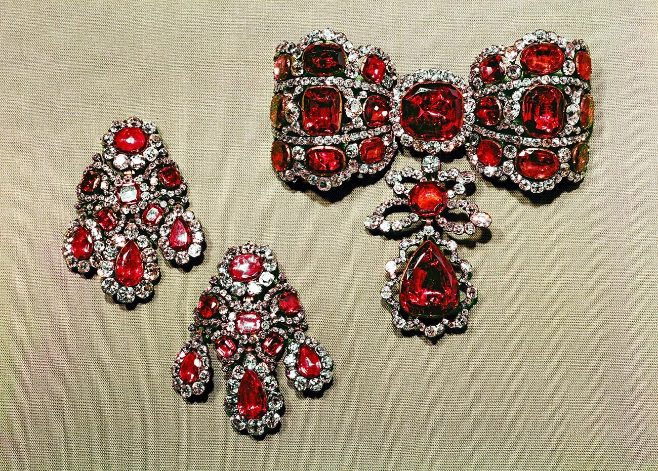Ruban-fermoir et boucles d'oreille du Fonds des diamants de Russie, conçus en 1764