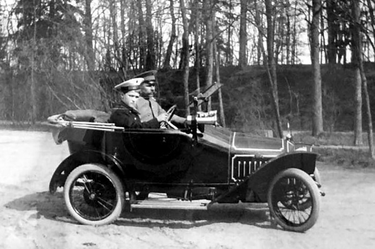 La Peugeot Bebe con lo Tsarevich Aleksej seduto sul sedile del passeggero