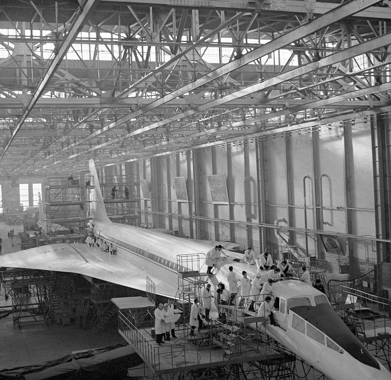 Expertos de la fábrica de Vorónezh durante el ensamblaje del Tu-144. 
