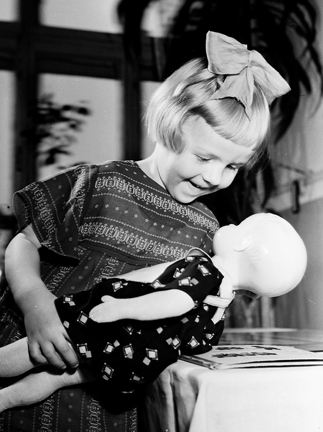 新しい人形を抱く少女（1956年）