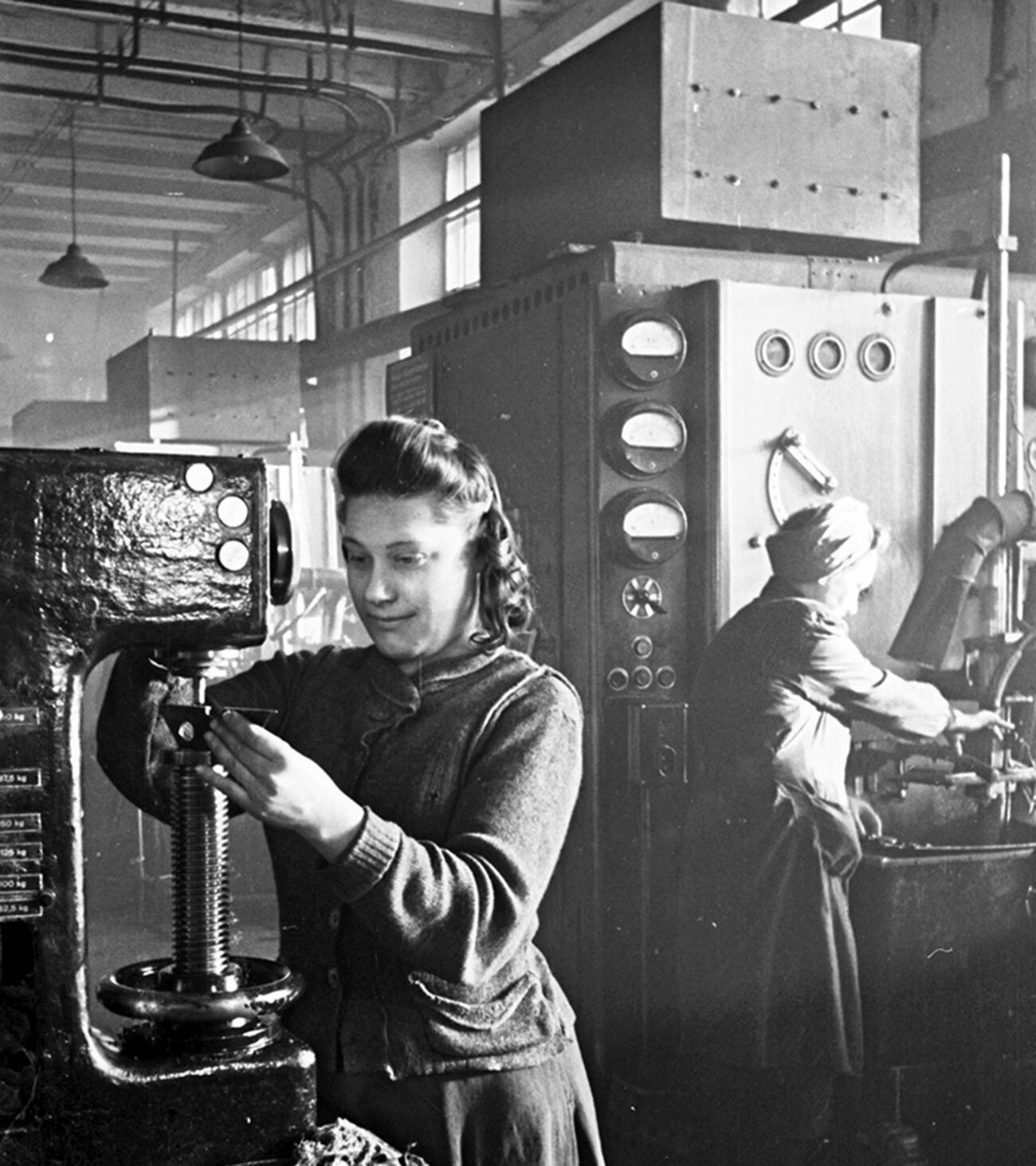 Dans une usine, 1949