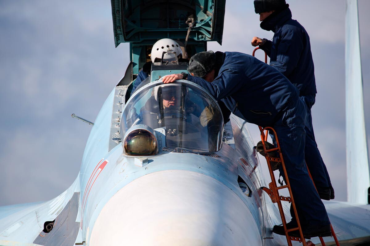 Припрема ловца Су-30СМ за тактичке летне вежбе уочи Дана авијације ПВО.