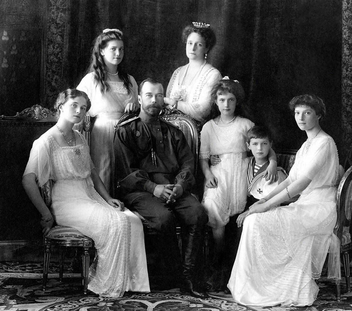 El emperador Nicolás II de Rusia con su familia (de izquierda a derecha): Olga, María, Nicolás II, Alexandra Fiódorovna, Anastasia, Alexéi y Tatiana. Livadiya, 1913. Retrato del estudio Levitsky, Livadiya.