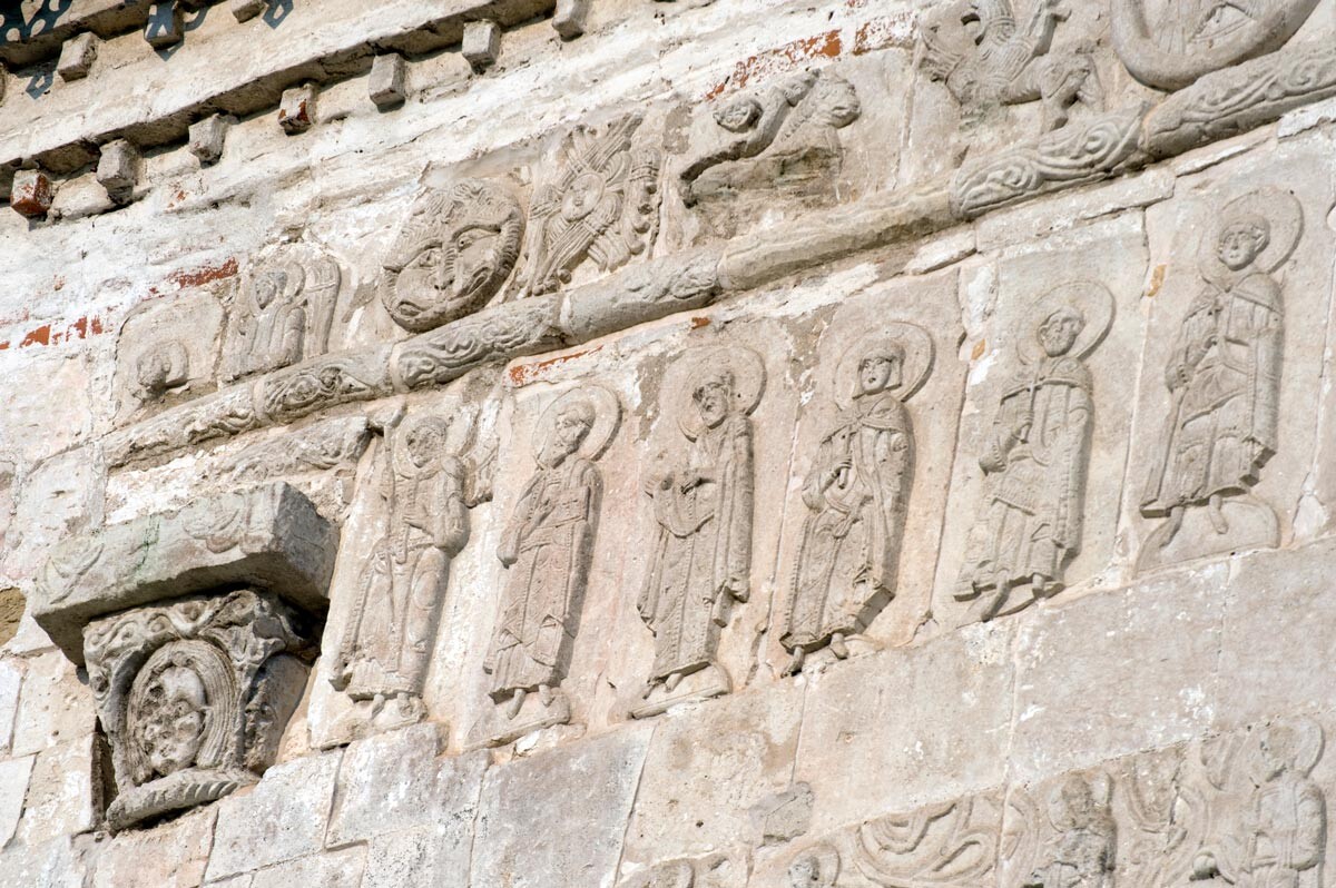 Cathédrale Saint-Georges. Façade ouest, côté droit, niveau supérieur avec rangée de saints