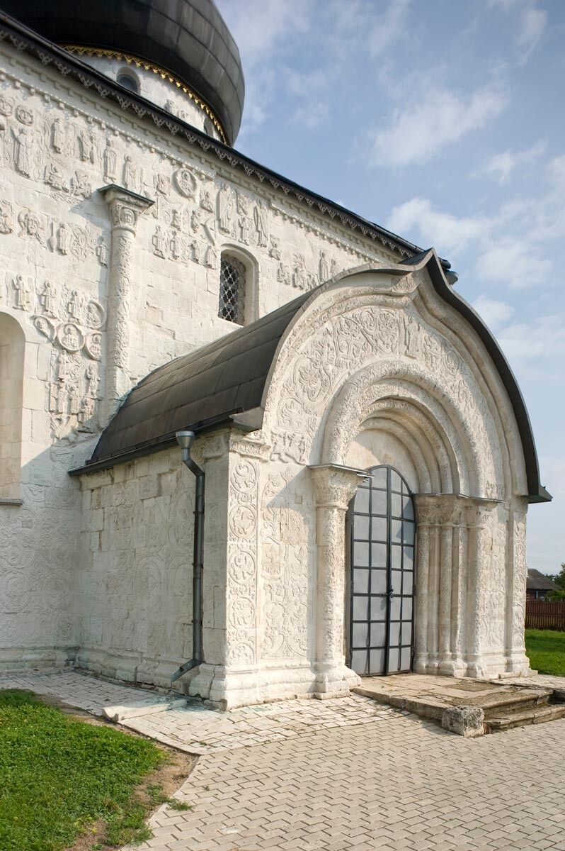 Cathédrale Saint-Georges. Vue avec porte