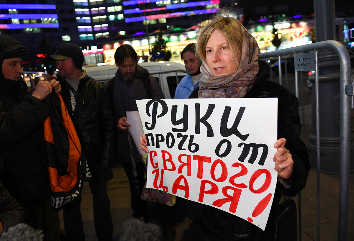 Udeleženka piketa proti filmu Matilda režiserja Alekseja Učitelja pred premiero v kinocentru Oktjabr v Moskvi. 