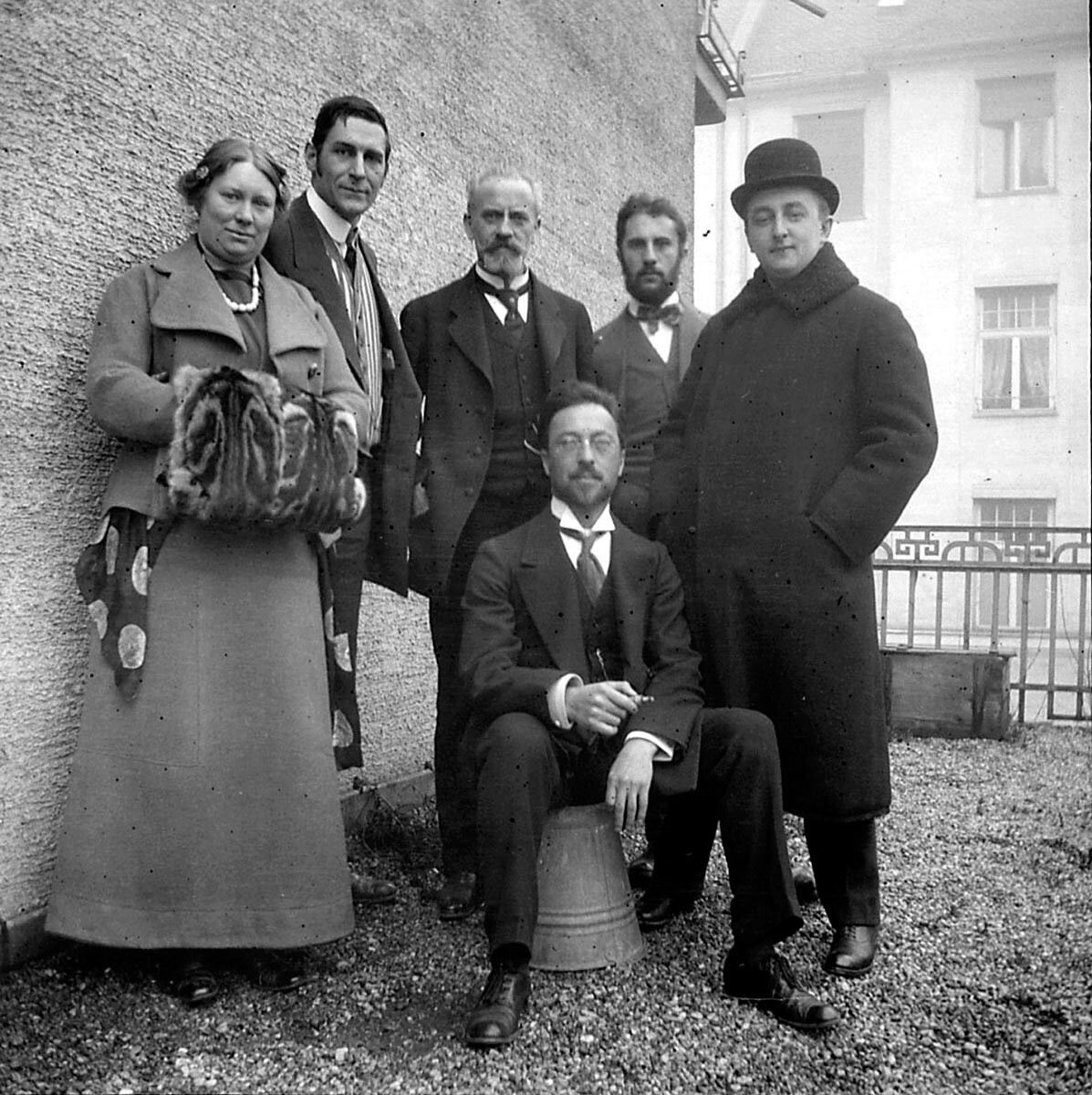 Wassily Kandinsky mit einer Gruppe von Künstlern des „Blauen Reiters“.