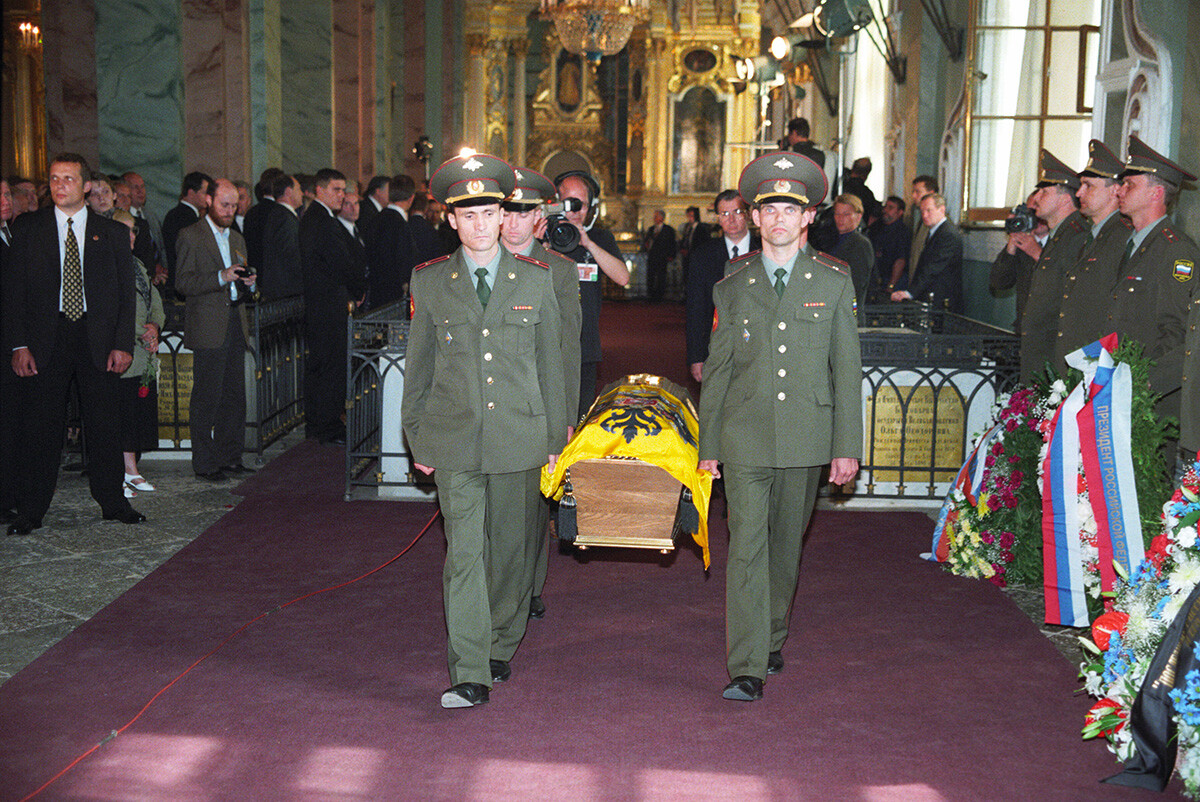 Перезахоронение останков царской семьи в соборе Петра и Павла Петропавловской крепости, 1998 год