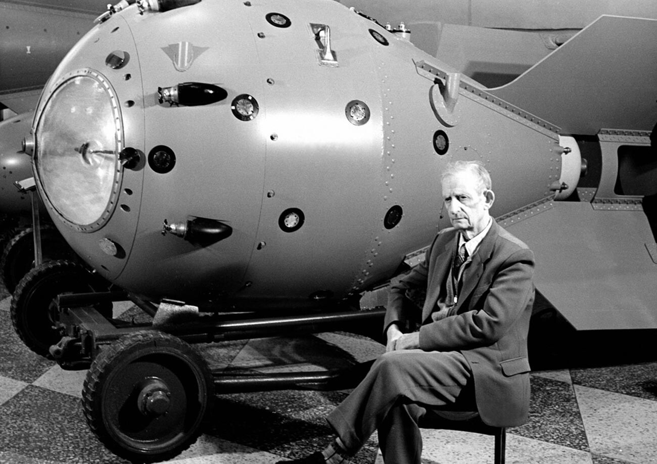 Академик Юлий Харитон рядом с первым изделием КБ-11 – РДС-1 (ядерная бомба), научной разработкой которого он руководил