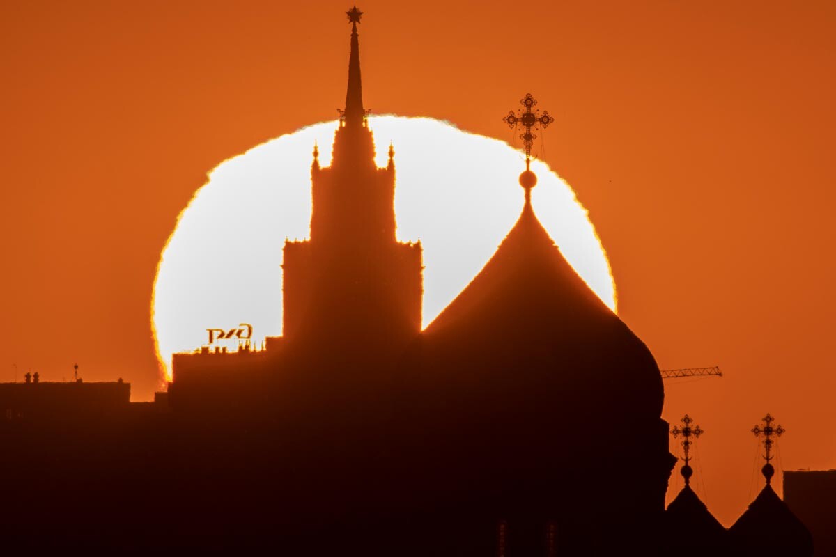 Gros plan sur un lever de soleil épique à Moscou.
