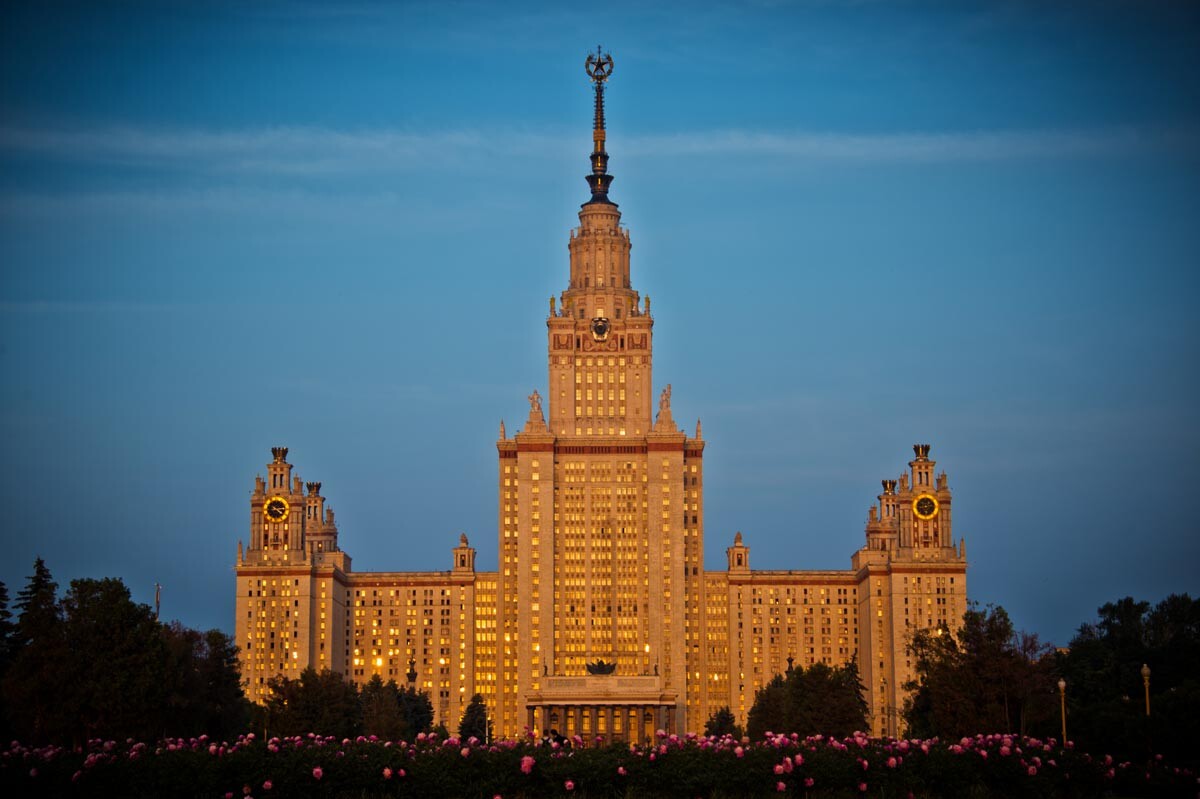 L'Université d'État de Moscou illuminée par le soleil de l'aube.