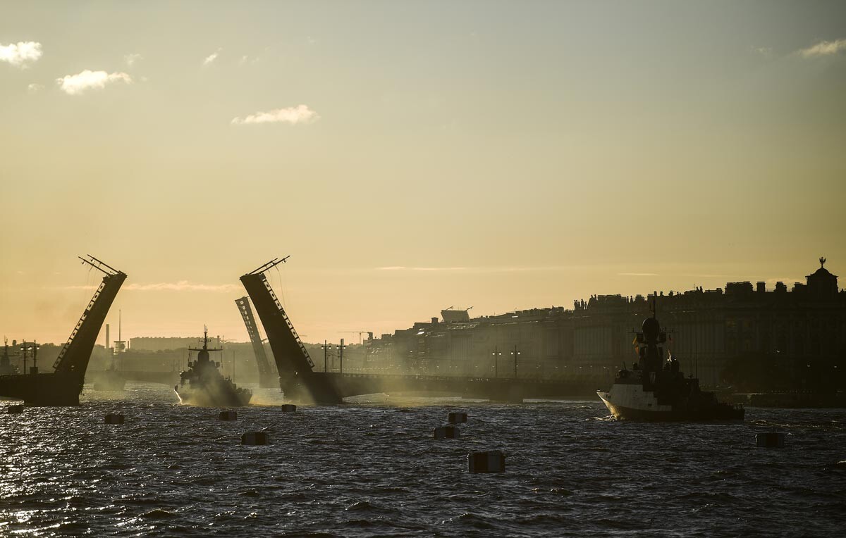 Les ponts de Saint-Pétersbourg se lèvent en même temps que le Soleil.