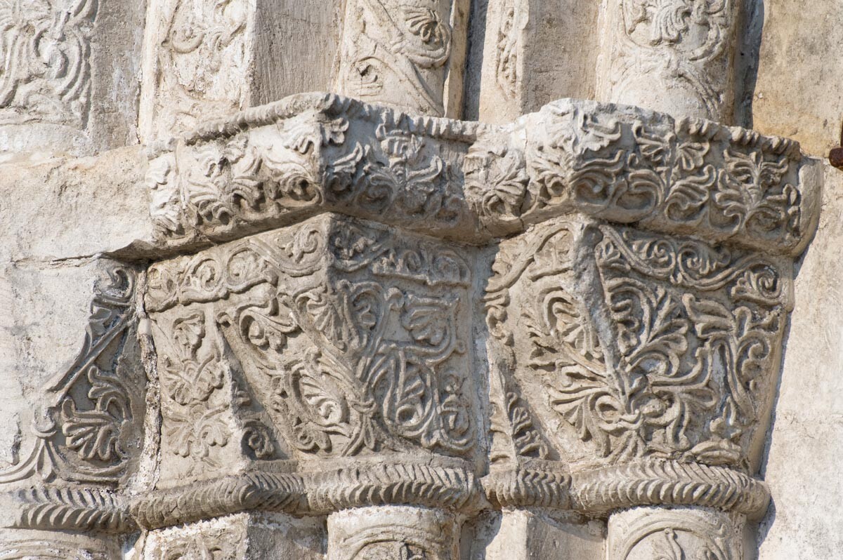 Cattedrale di San Giorgio. Portale ovest, capitelli scolpiti in pietra calcarea. 21 agosto 2013