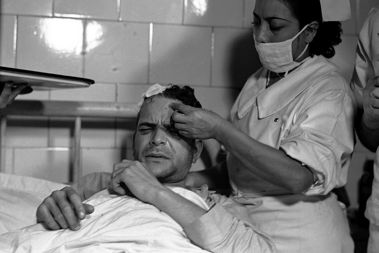 Ramón Mercader recibe tratamiento en el Hospital Cruz Verde de México, el 23 de agosto de 1940. Mercader, tras cometer el atentado, fue golpeado con las culatas de sus armas por los guardaespaldas de Trotski. 