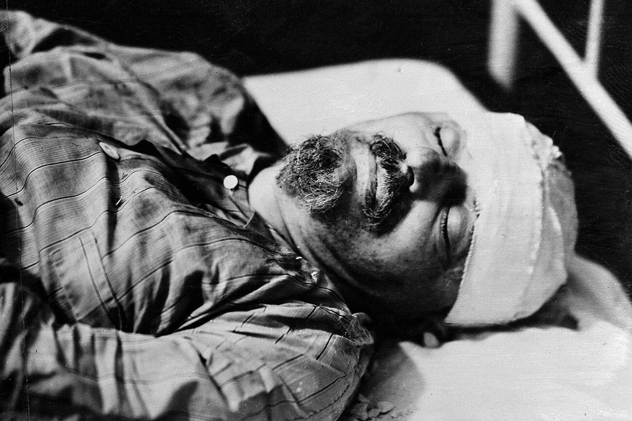 León Trotsky después de fallecer a causa de las heridas infligidas por el agente del NKVD Ramón Mercader. Ciudad de México, 21 de agosto de 1940. 