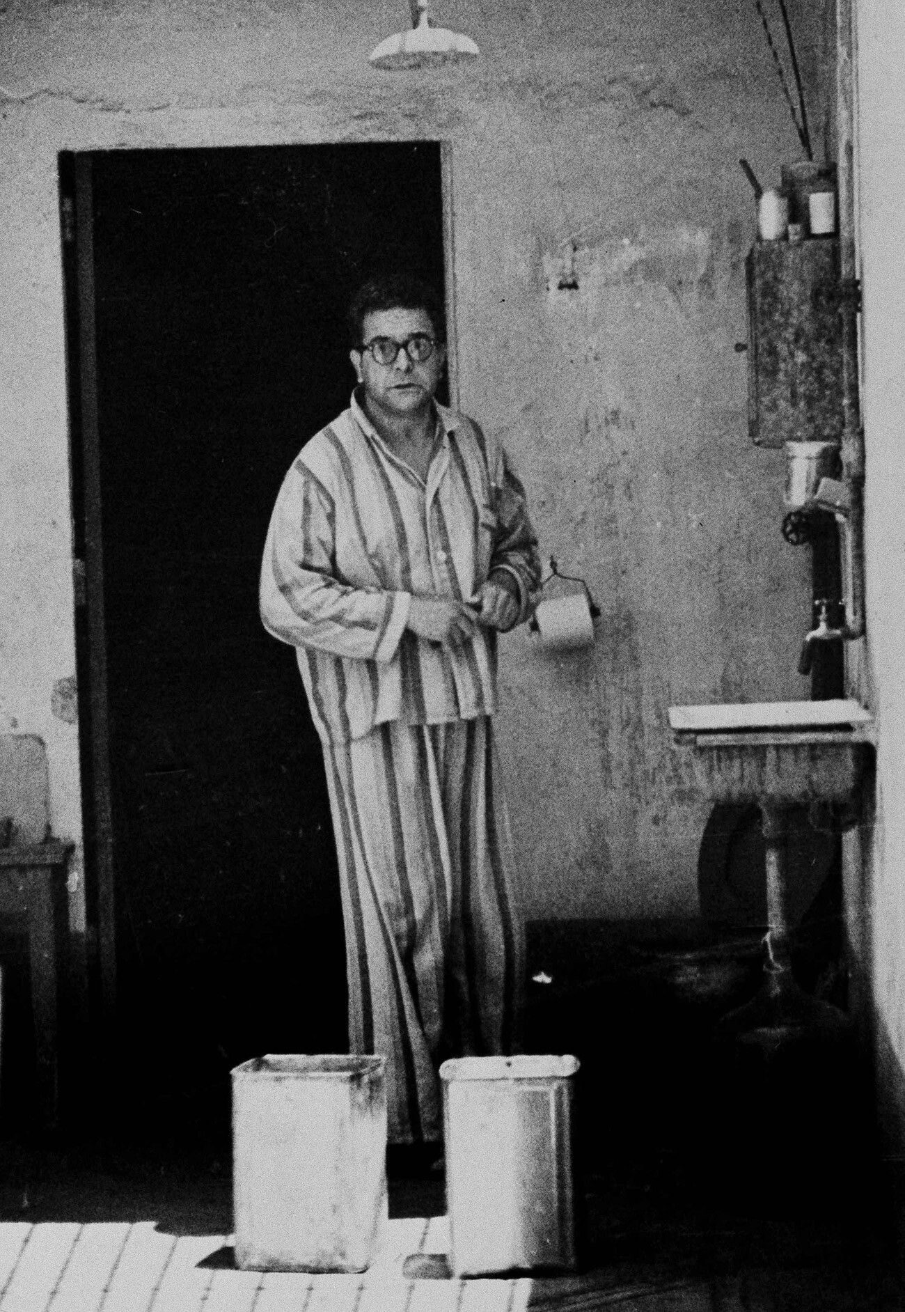 Ramón Mercader en el patio de su celda en la prisión donde ha pasado diez años, la mitad de su condena. Ciudad de México, 16 de julio de 1950. 