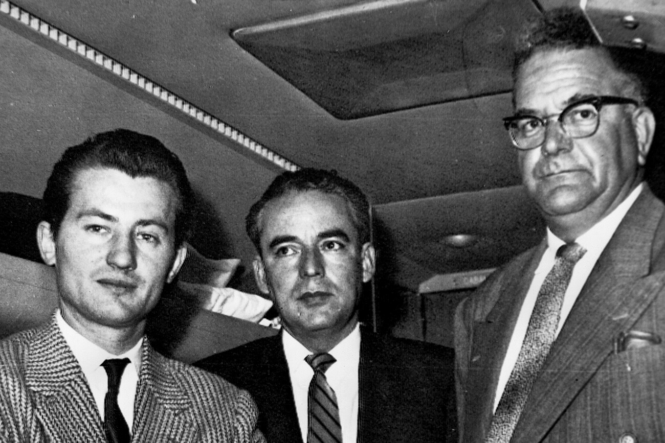 Ramón Mercader en un avión de las líneas aéreas cubanas en México, el 8 de mayo de 1960. Es acompañado por el agregado de la embajada de Checoslovaquia en México, Olldrich Novicki y el abogado de Mercader, Eduardo Cisneros. 