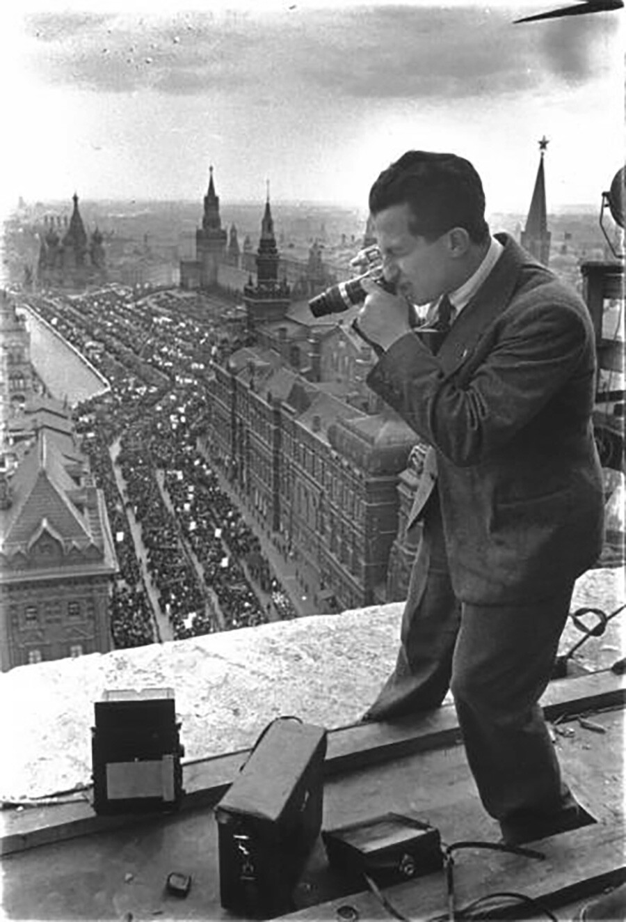 赤の広場でのパレードの俯瞰写真を撮るマルク・マルコフ＝グリンベルグ
